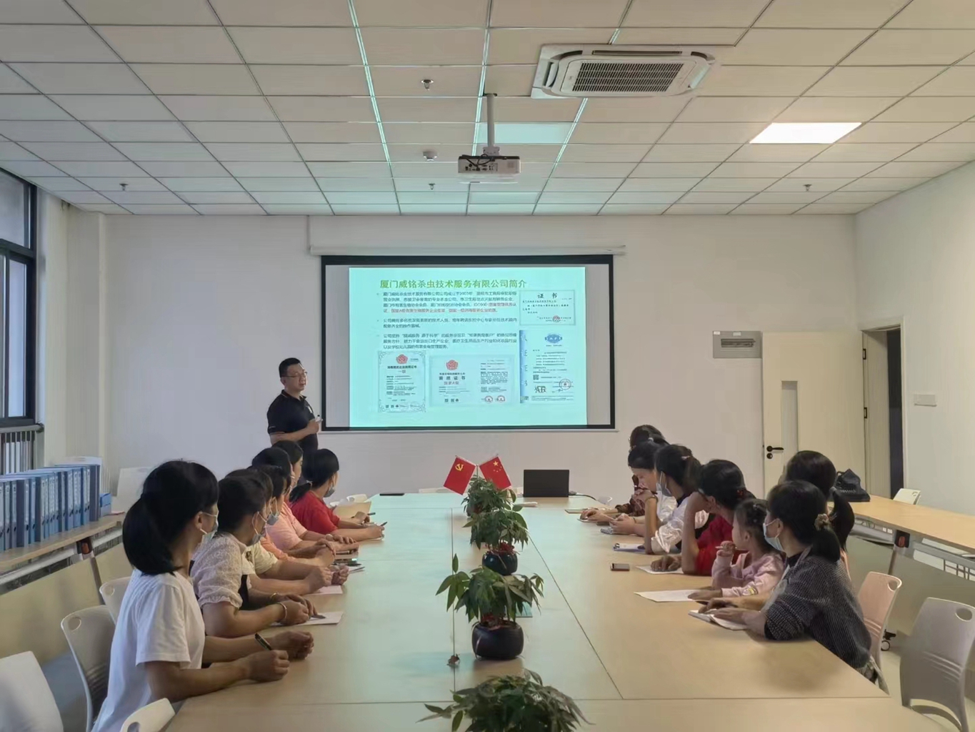 官网公开的客户培训交流照片,工作人员在会议室与客户交流