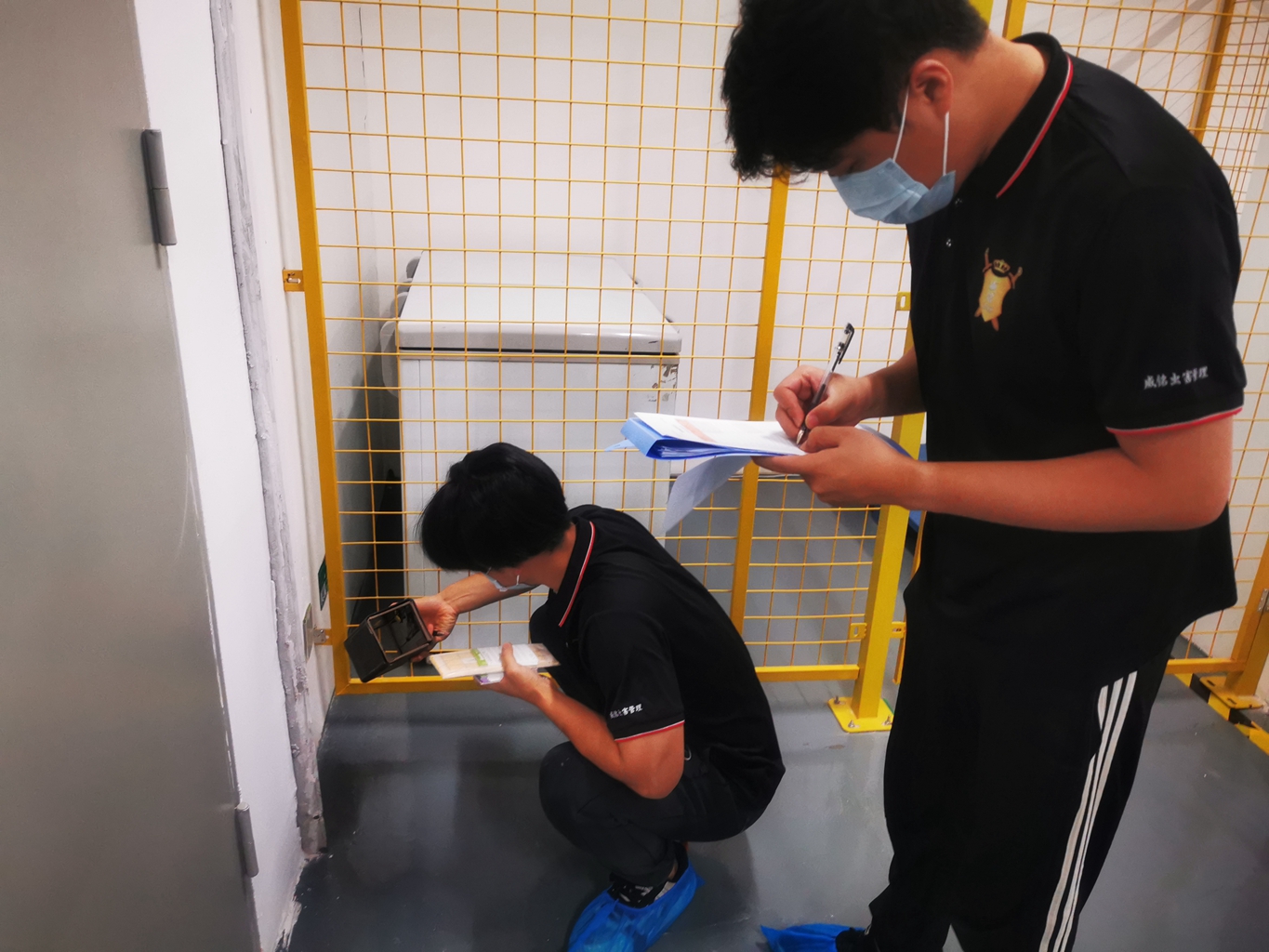泰成禄工作人员在现场检查虫害监测设施并记录情况